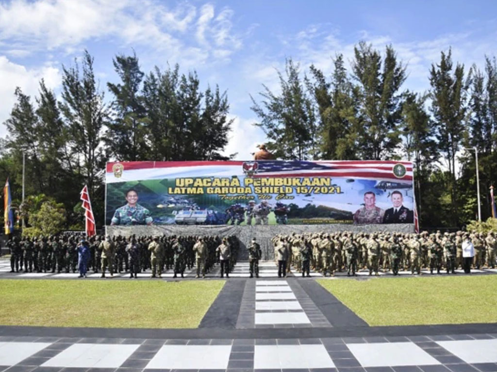 foto bersama tni dan tentara amerika di balikpapan