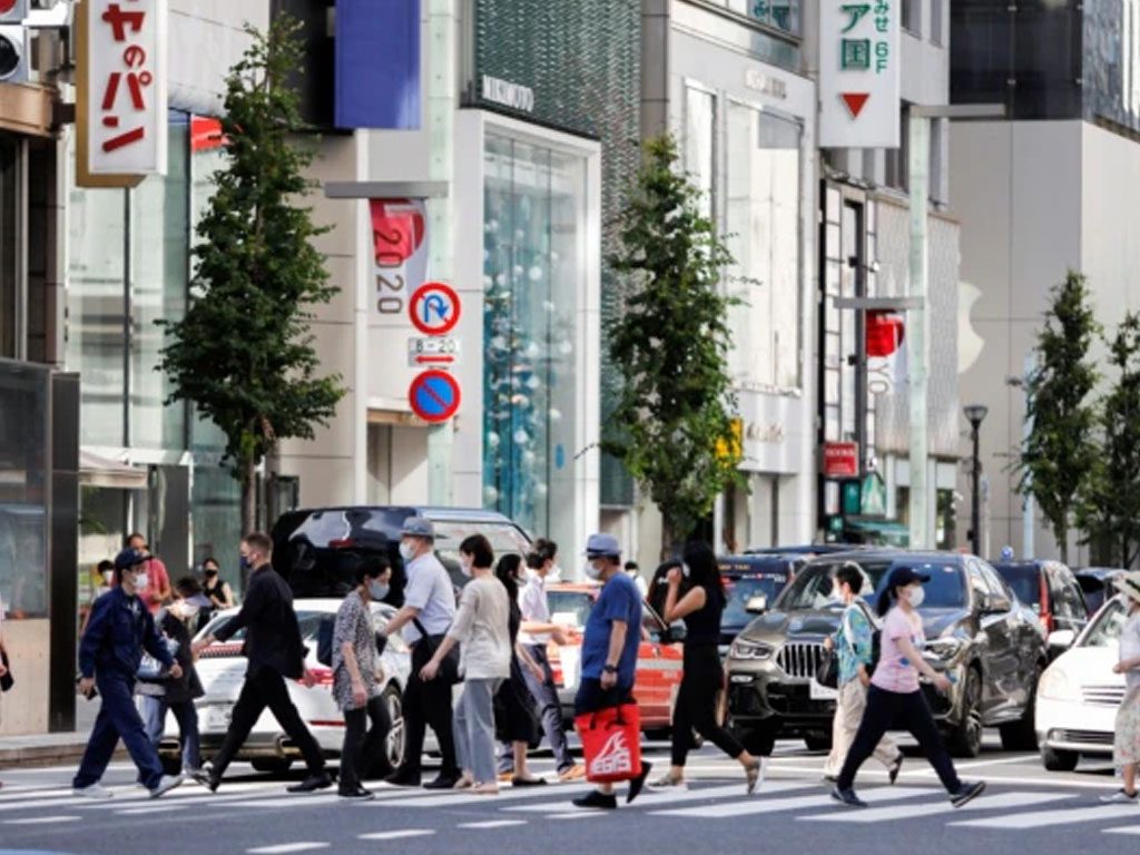 pejalan kaki di sekitar pusat perbelanjaan Ginza