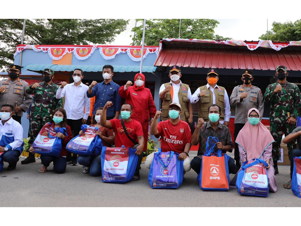 penyerahan bantuan di batam