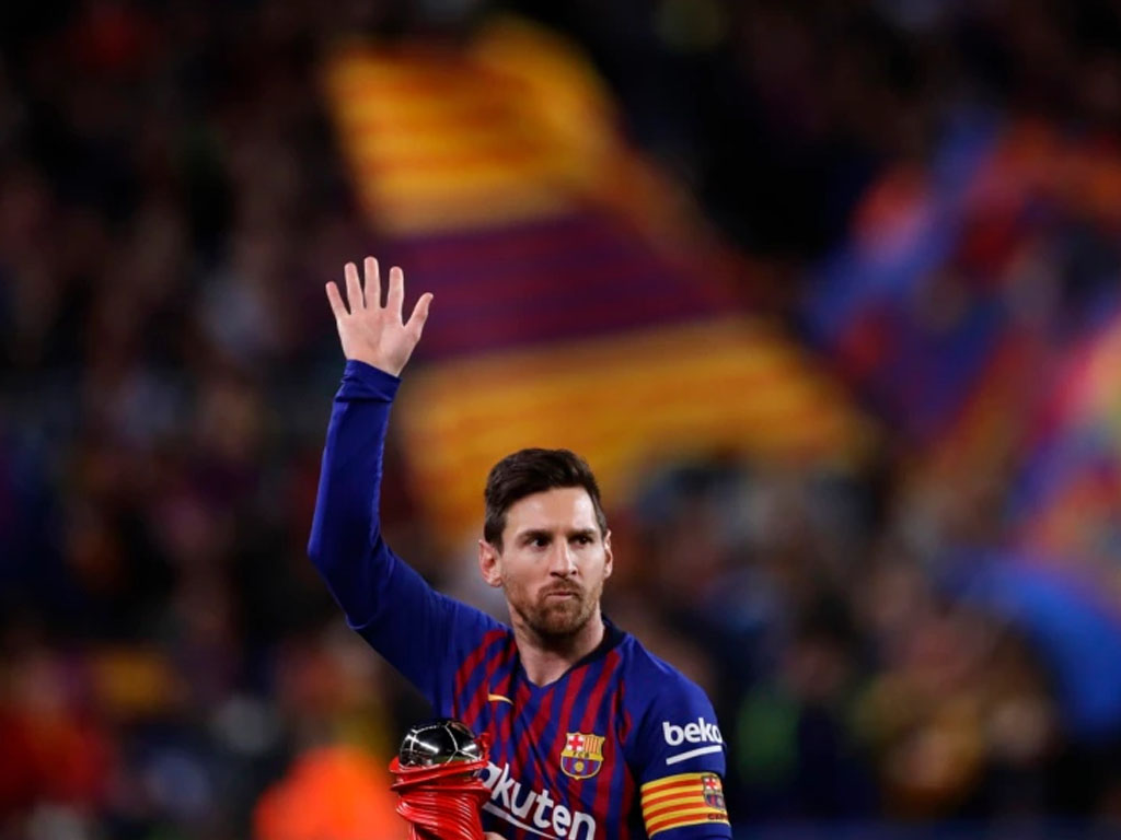 messi menerima piala la liga