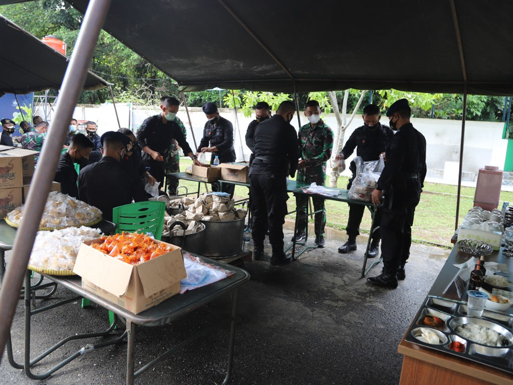 prajurit tni bungkus makanan di pekanbaru