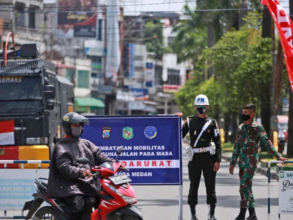 tentara menjaga penyekatan PPKM darurat  di Medan
