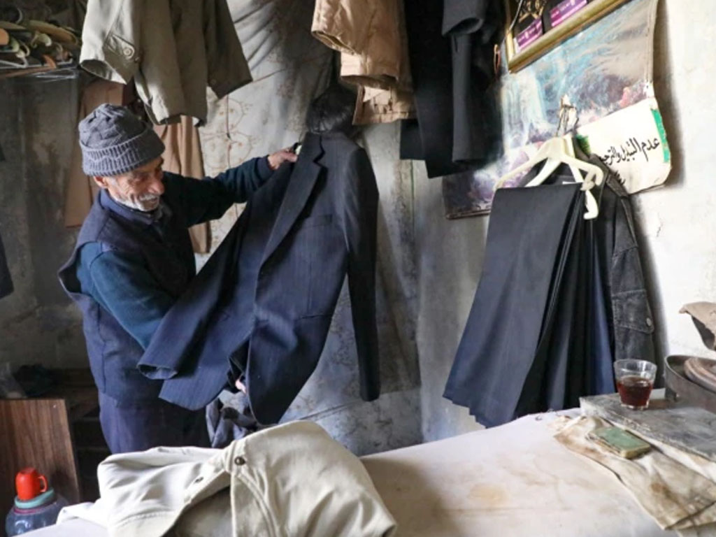 Abu Mahmoud memeriksa baju