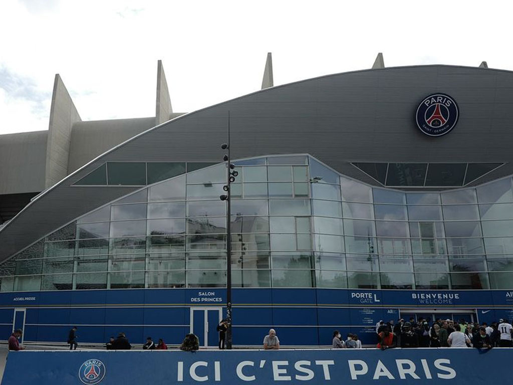 fans juga tunggu di stadion