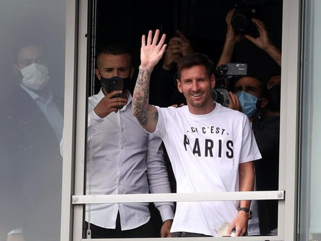 messi pakai kaos sapa fan