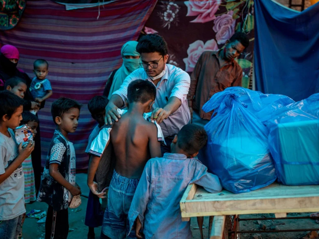 aktivis bagikan kaos ke pengungsi rohingya