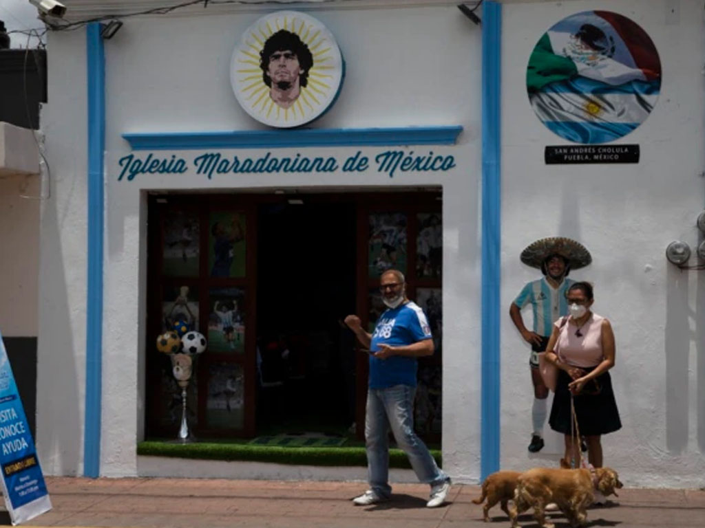 Turis berfoto di depan Gereja Maradona