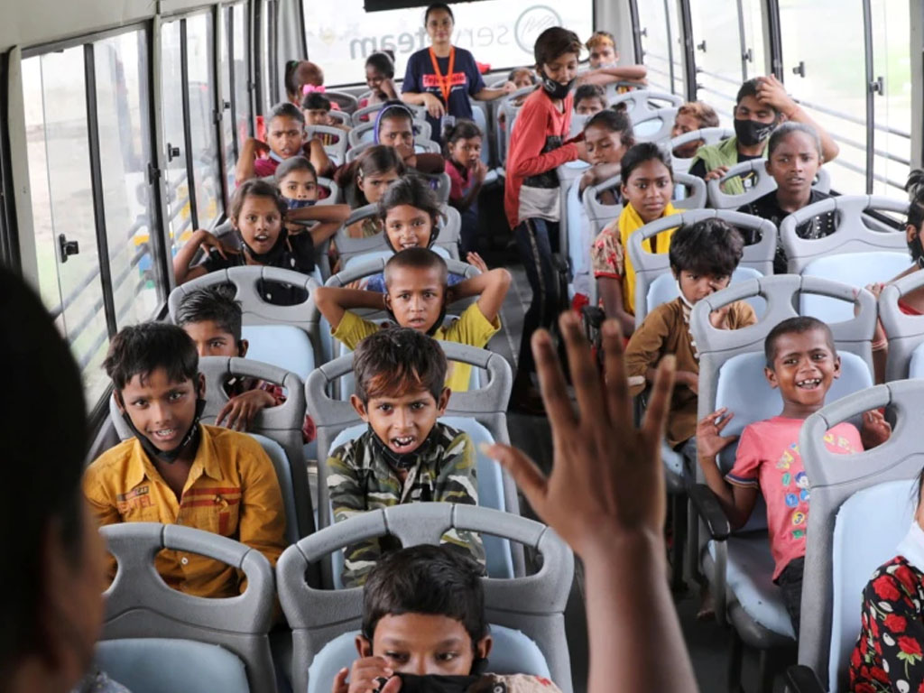 anak2 di new delhi belajar di bus