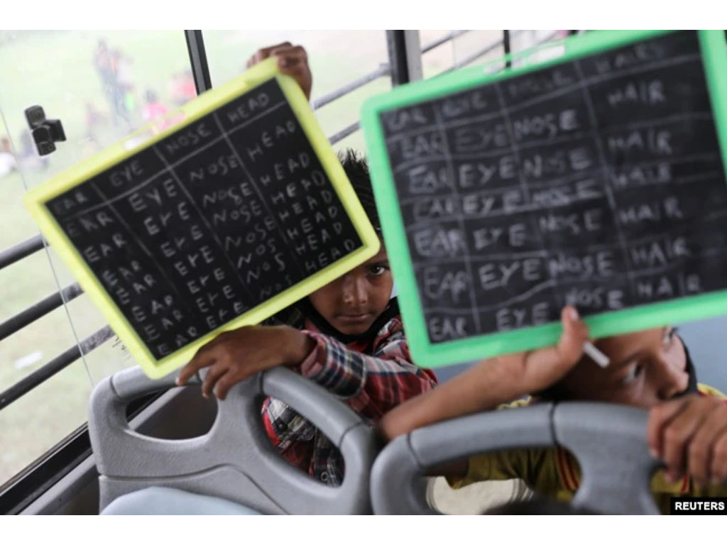 dua anak tunjukkan papan tulis kecil