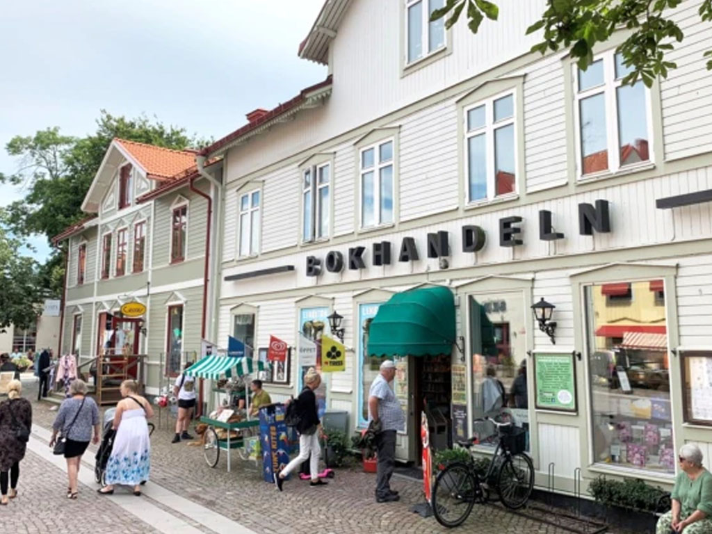 Suasana di sekitar toko buku di kota kecil di swedia