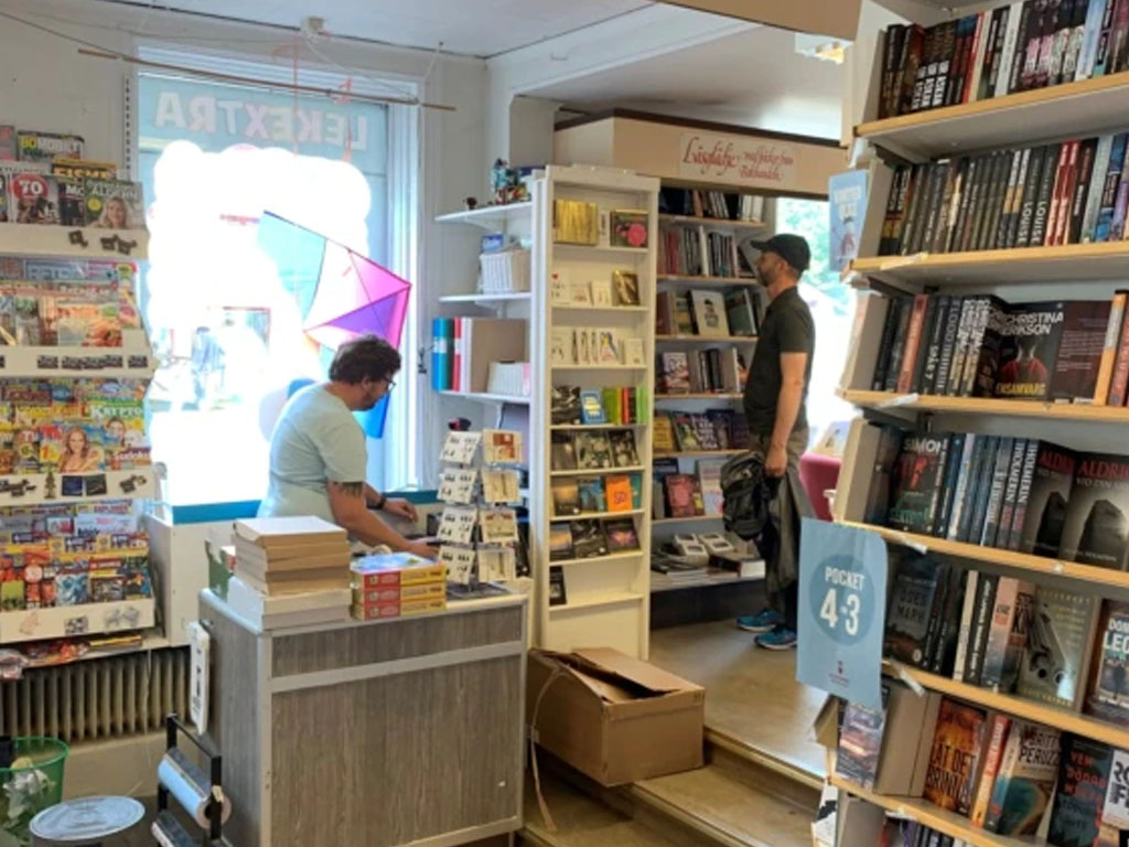 Seorang pelanggan toko buku kecil di swedia