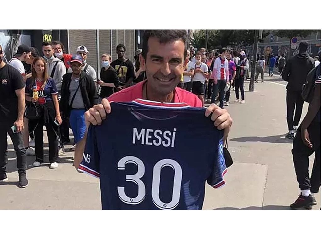 antre beli kaus messi