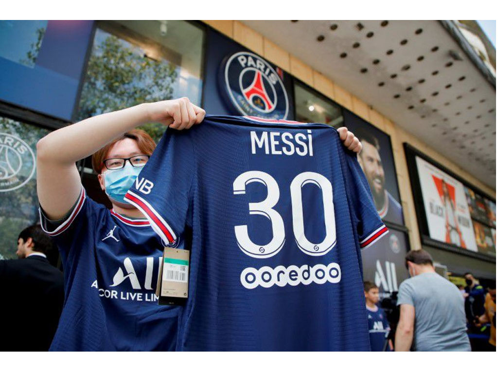 seorang fan messi tunjukkan jersey