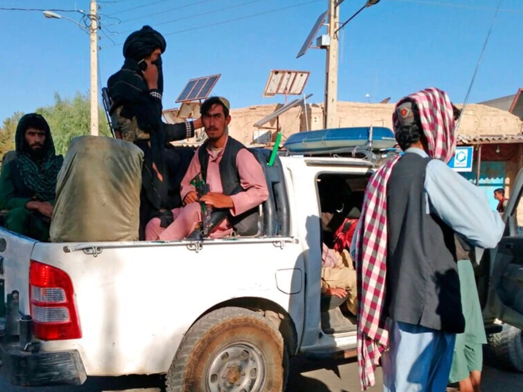 Pejuang Taliban patroli