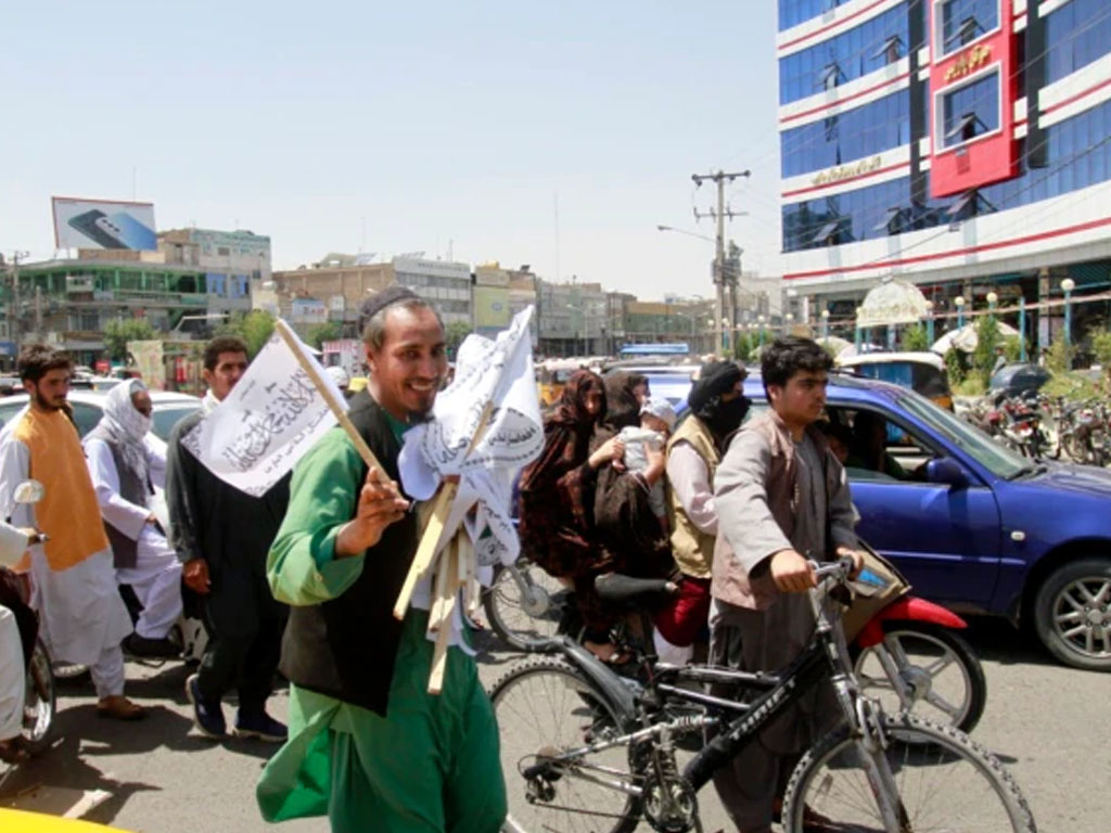 Seorang pria menjual bendera Taliban