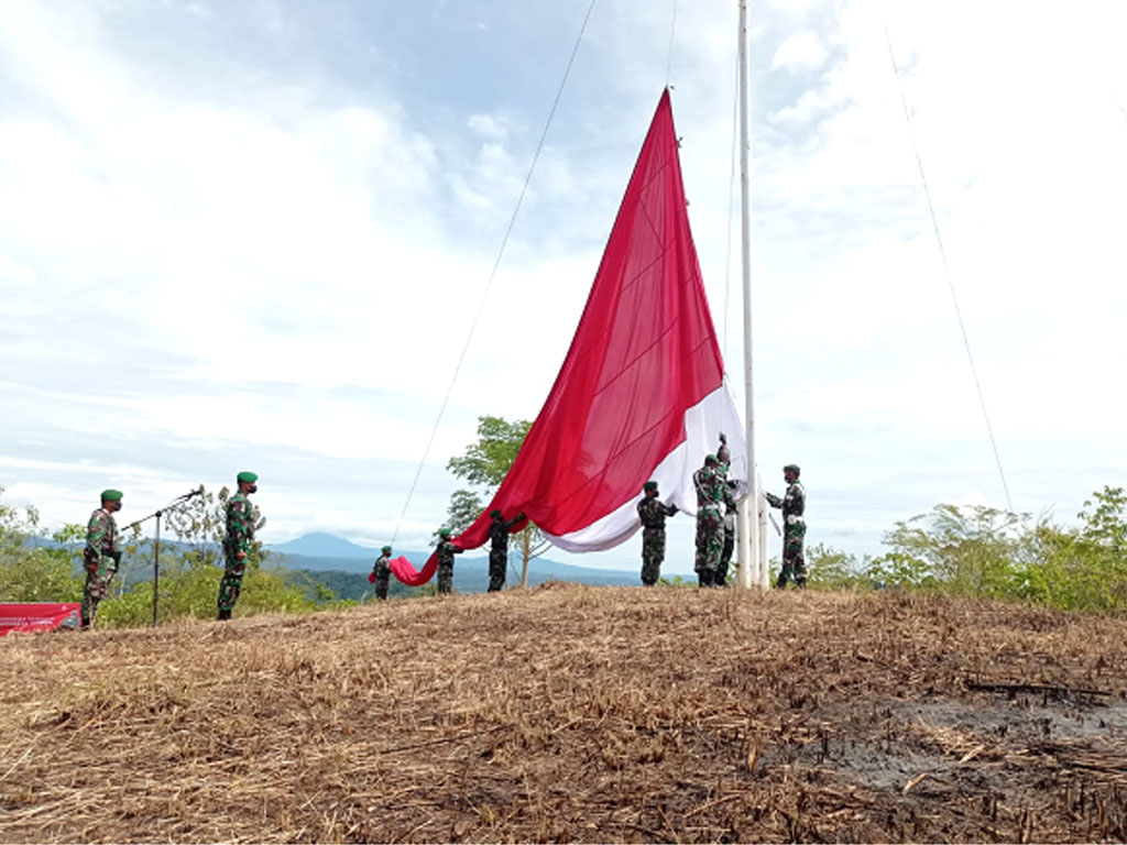 prajurit kodim naikkan bendera