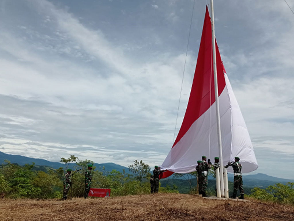 prajurit kodim kerek bendera