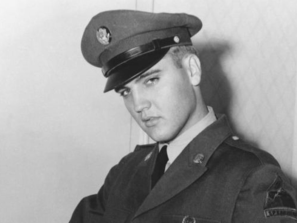 Elvis Presley di Jerman dengan seragam militer tahun 1959