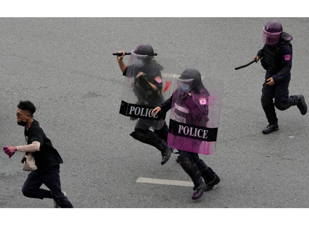polisi kejar demonstran di bangkok