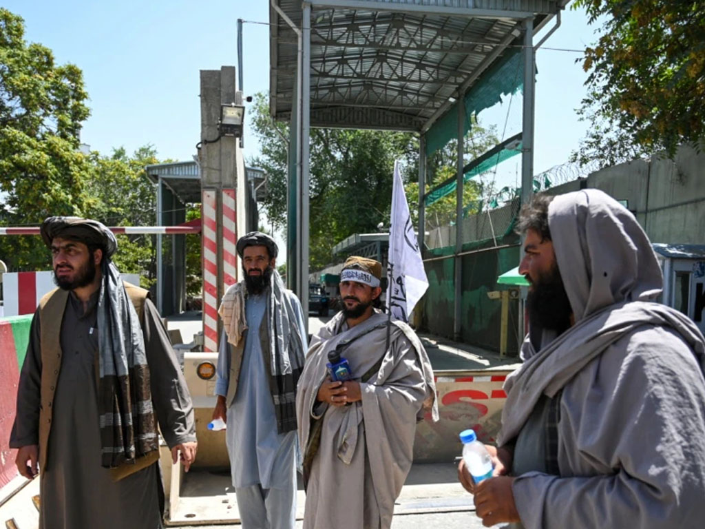 Pejuang Taliban berjaga-jaga