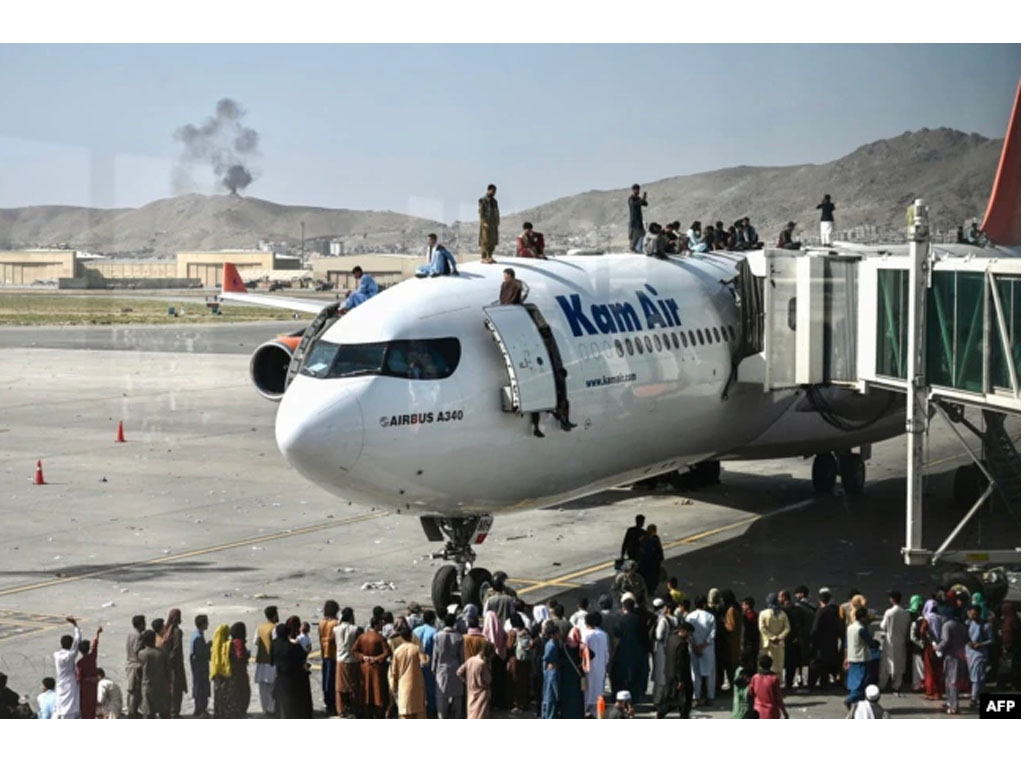 Warga Afghanistan naik ke atas pesawat