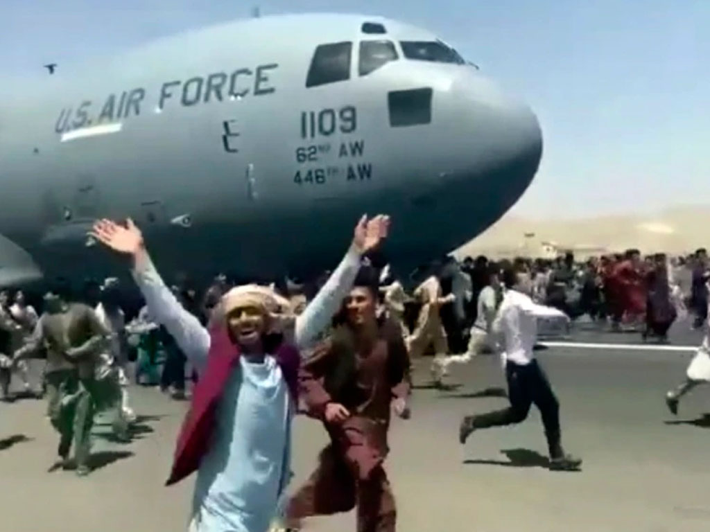 Ratusan warga Afghanistan berebut untuk naik