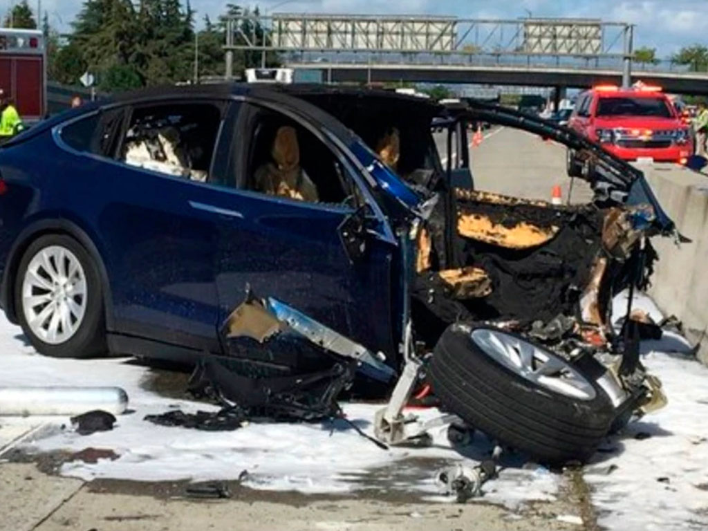 mobil swakemudi kecelakaan di california