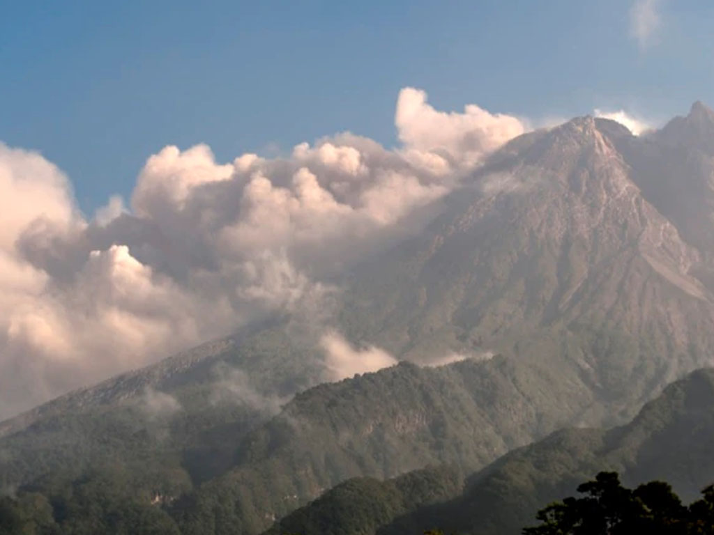 Gunung Merapi menyemburkan abu dan asap