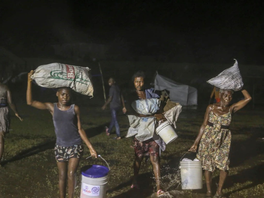 penyintas gempa haiti berjalan