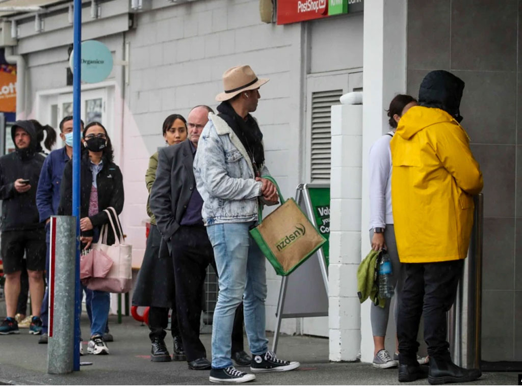 Antrean pembeli memasuki supermarket di Auckland