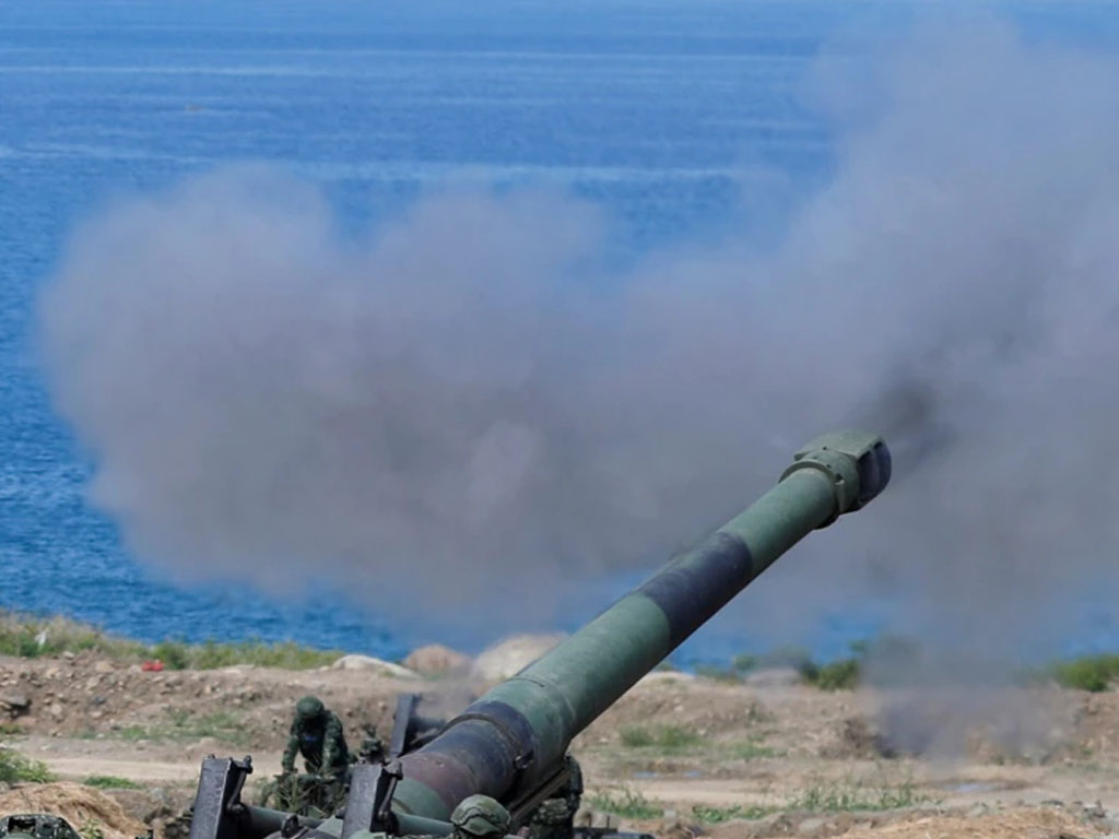 Tentara Taiwan tembakkan howitzer