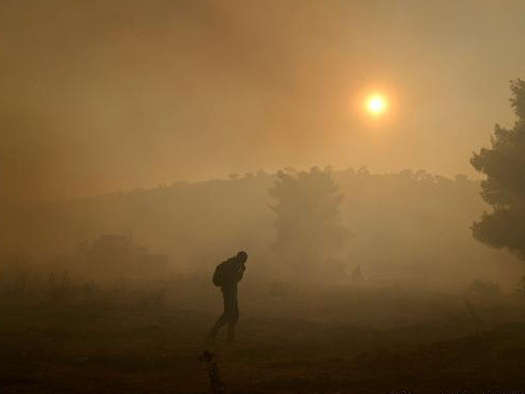Kabut asap akibat kebakaran hutan di sekitar ibu kota Yunani