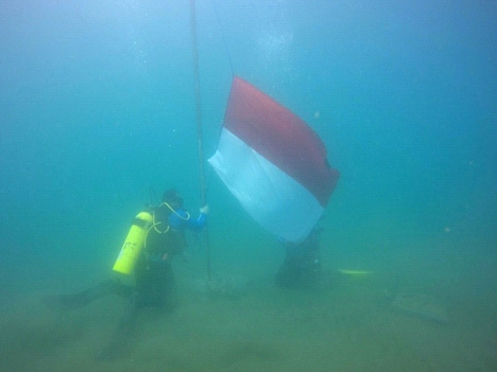 kibarkan merah putih dari dasar laut