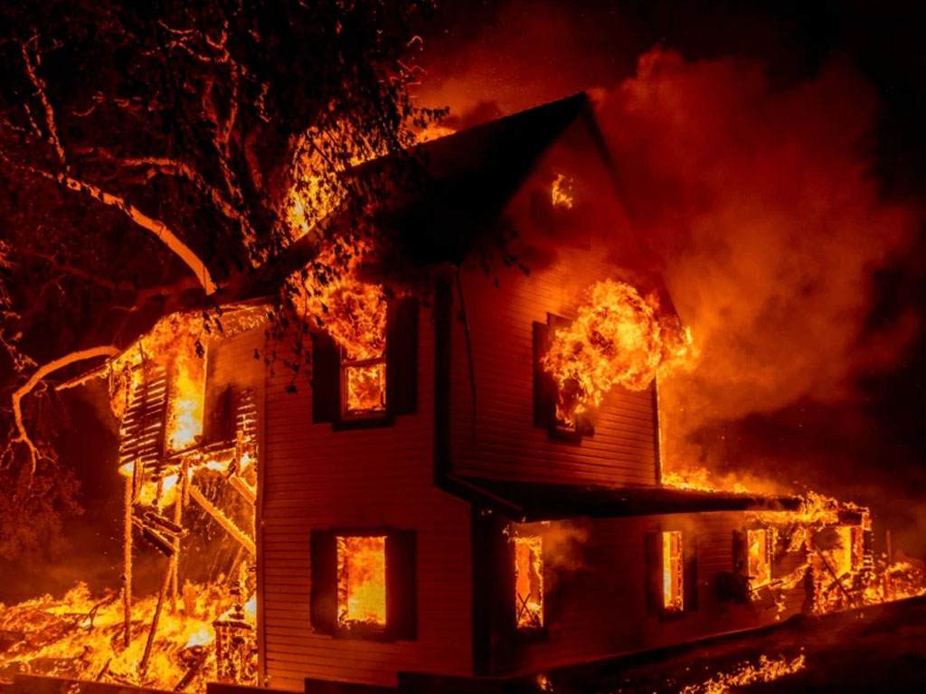 Sebuah rumah terbakar di california