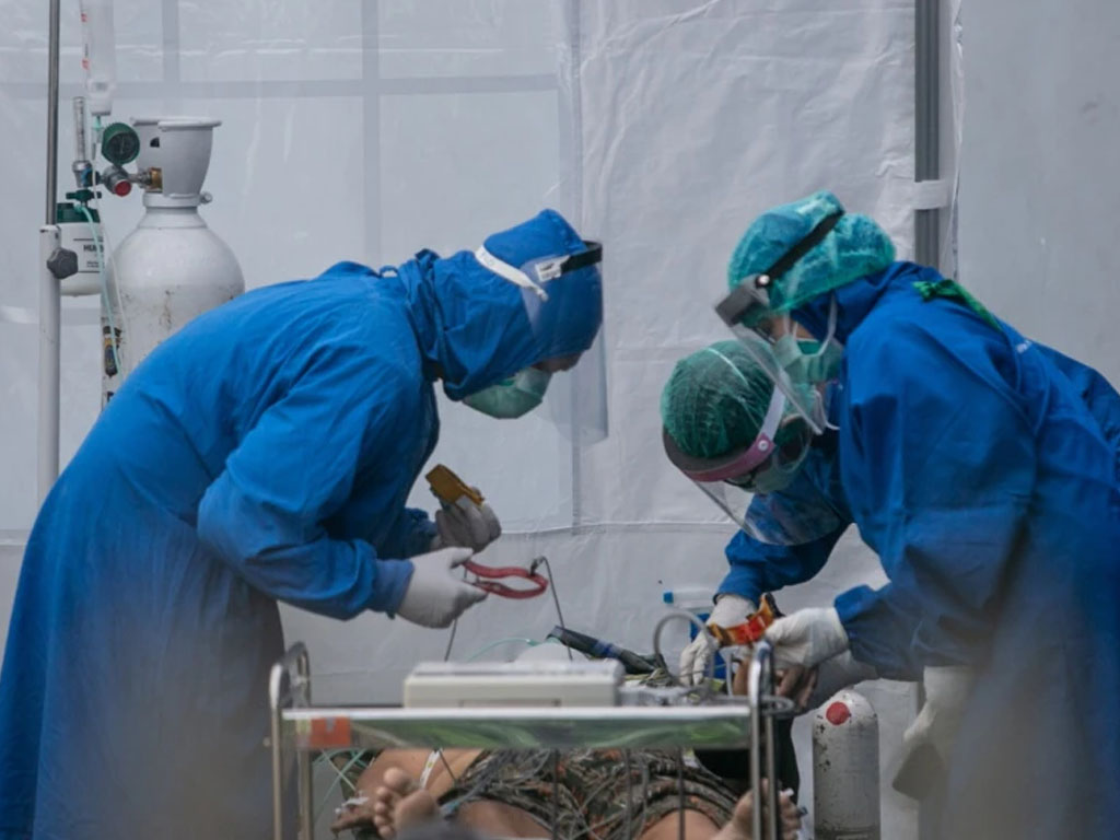 nakes rawat pasien covid di tenda di sleman DIY