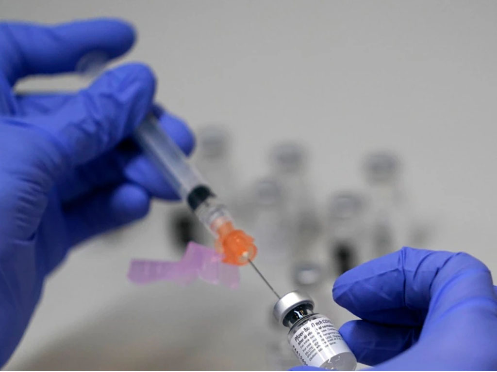 nakes siapkan vaksin di maine AS
