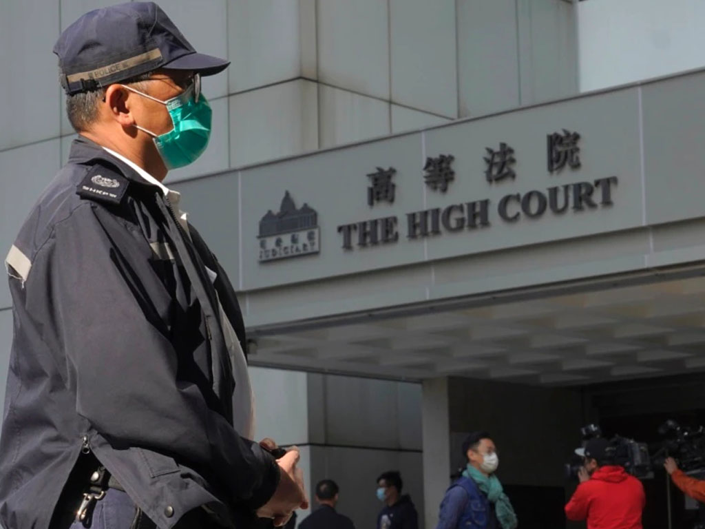 polisi berjaga di depan Pengadilan Tinggi Hong Kon