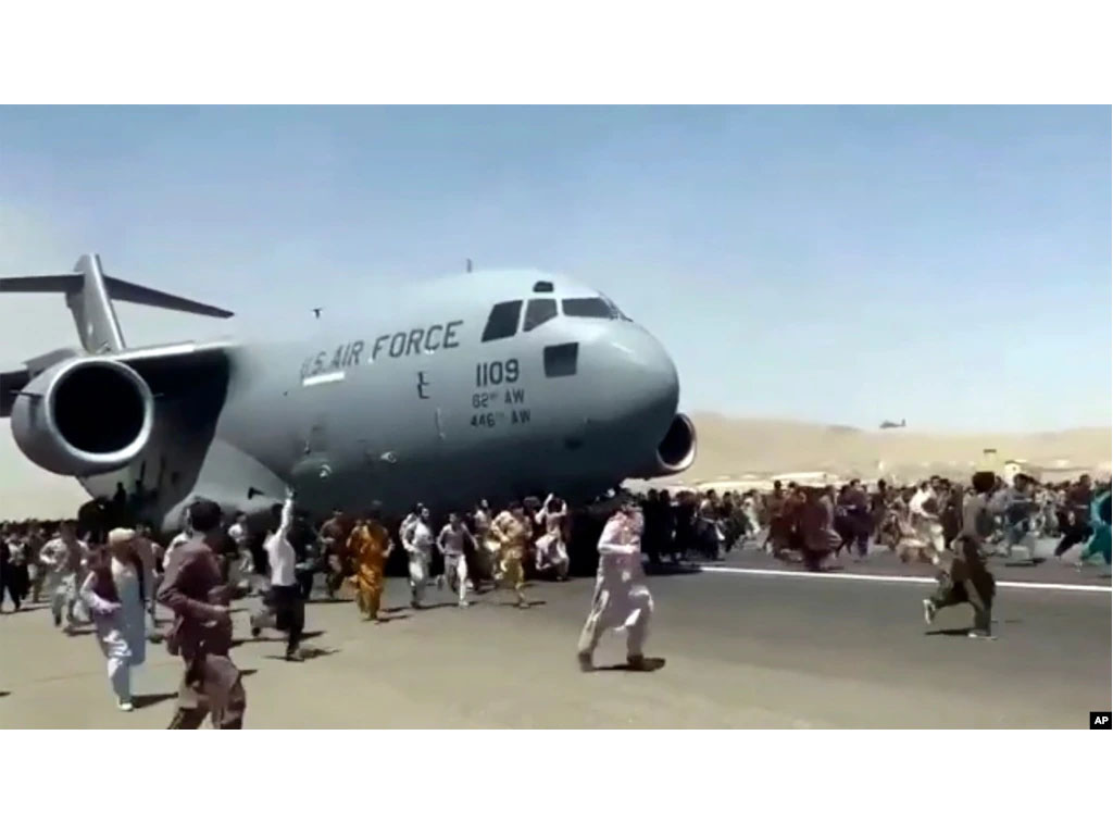 Ratusan orang berlarian di sisi pesawat Air Force C-17 AS