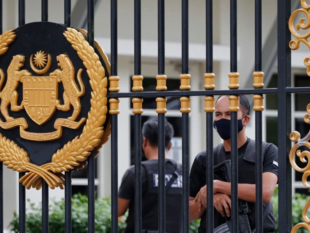 Polisi jaga pintu belakang Istana Negara di Kuala Lumpur
