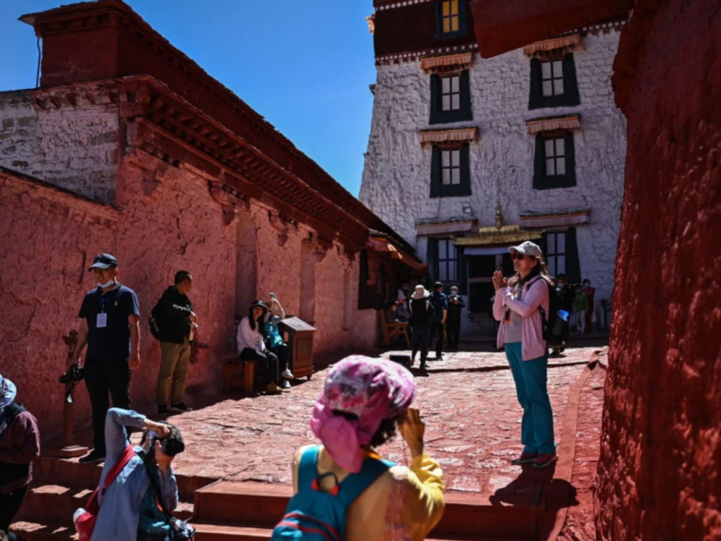 Turis mengunjungi Istana Potala Tibet