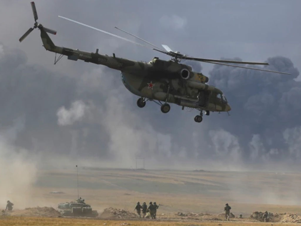 Helikopter militer terbang di atas rusia
