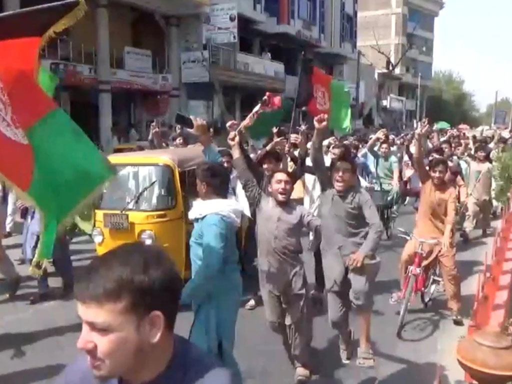 Warga melakukan protes anti-Taliban