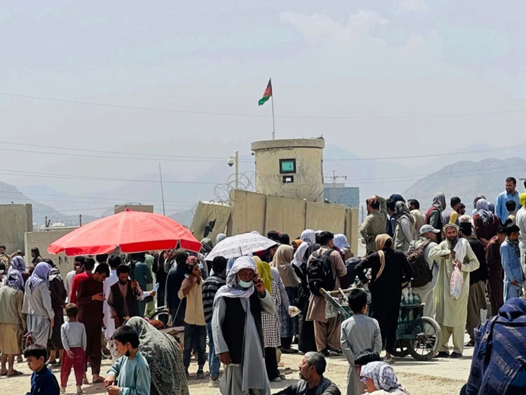 Ratusan orang berkumpul di luar bandara internasional di Kabul