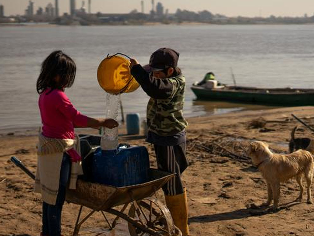 Dua orang anak cari air bersih di Rosario Argentina