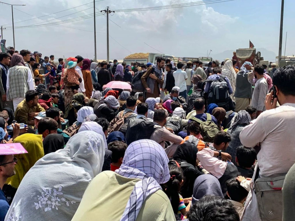 warga afghanistan antre di bandara kabul