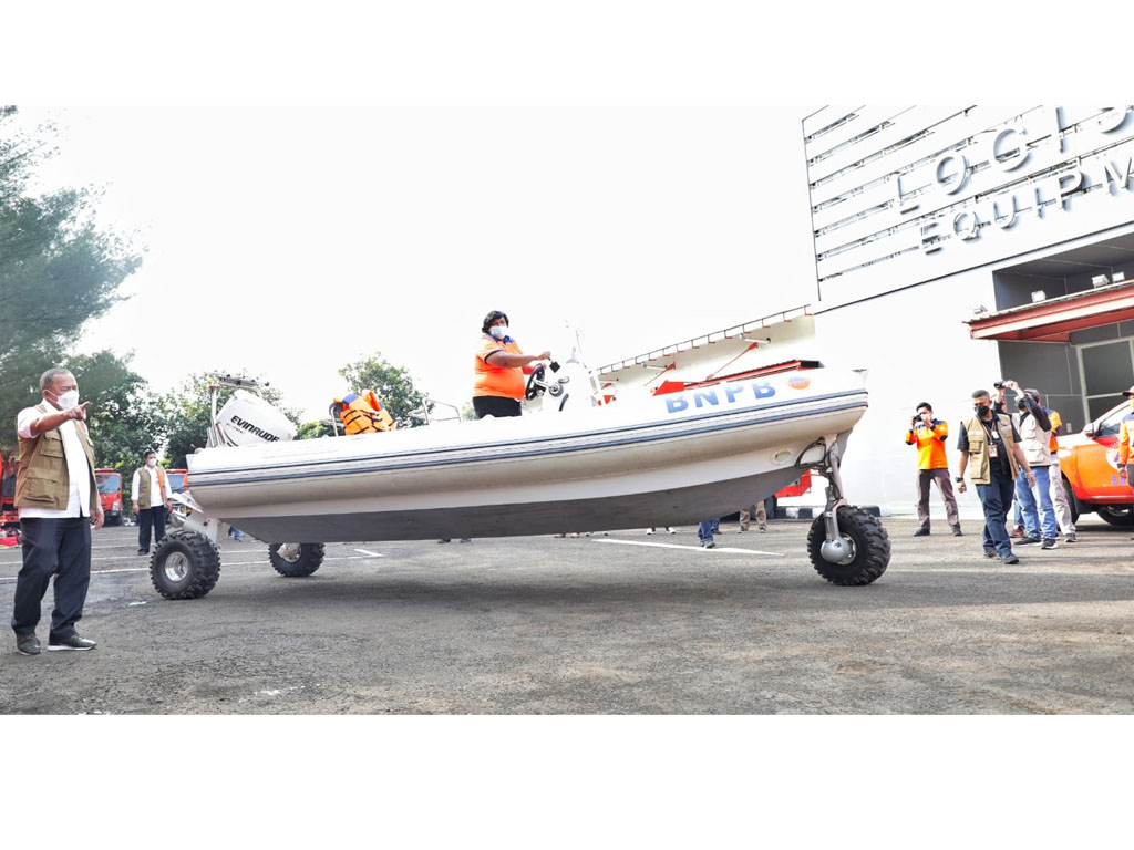 kepala bnp cek perahu amfibi