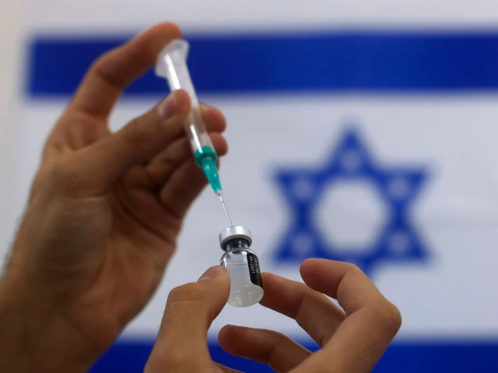 paramedis militer Israel menyiapkan vaksin Pfizer Covid-19