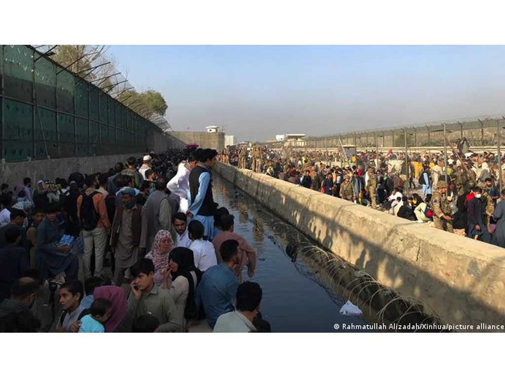 ribuan warga afghanistan di luar bandara