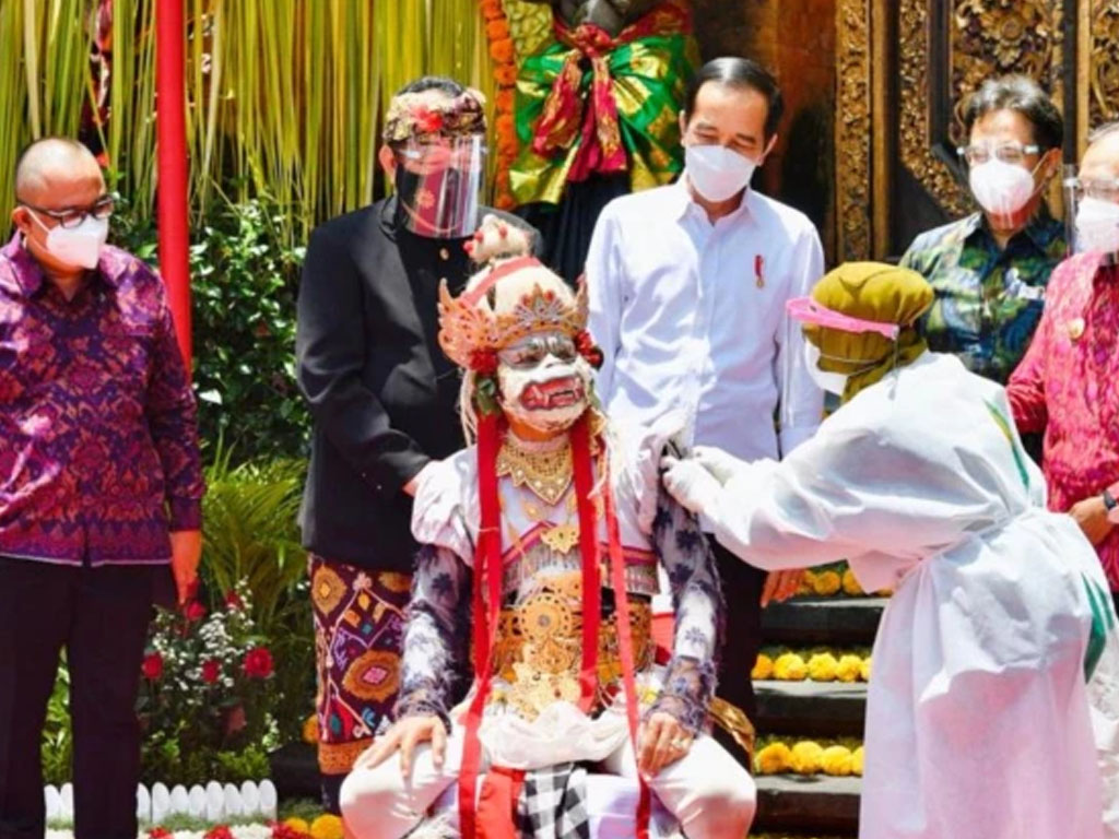 jokowi tinjau vaksinasi covid di bali