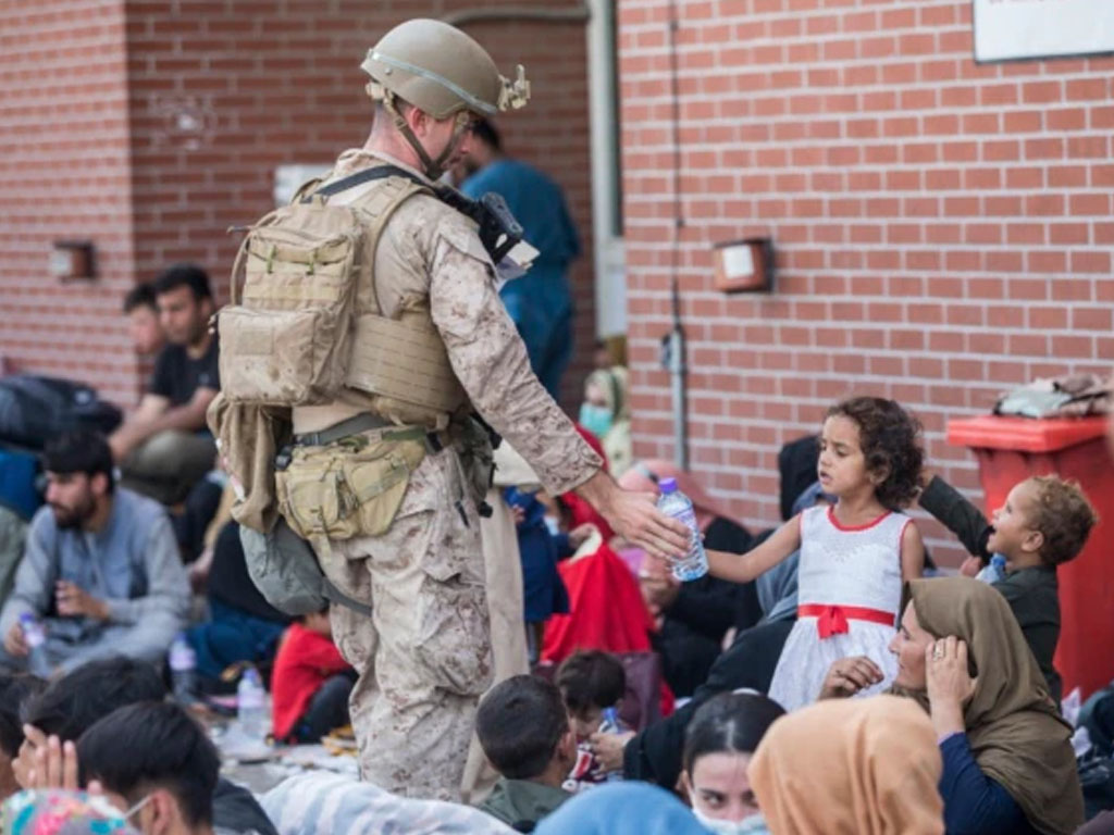 Pasukan Marinir AS berikan air ke anak di kabul